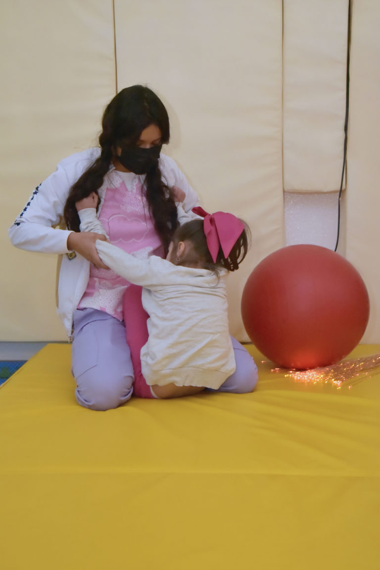 DIF atiende casos pediátricos de desviación lateral de la columna vertebral