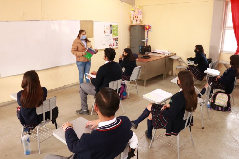 Publica IEA convocatorias de becas para estudiantes de educación básica, media superior y superior