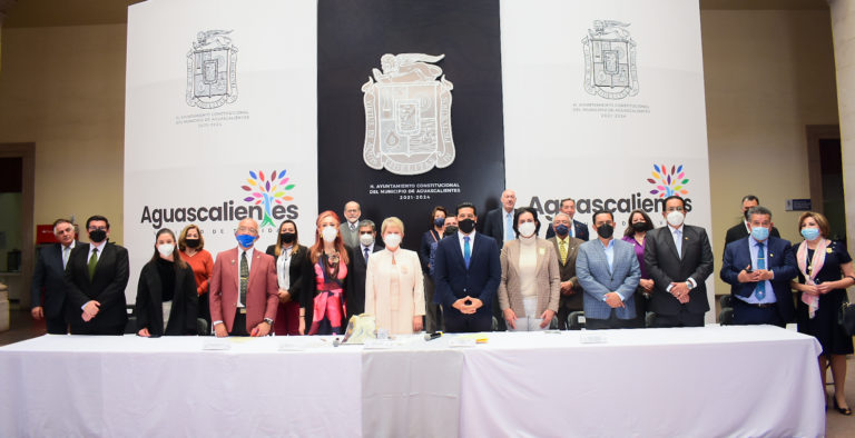 Entrega Leonardo Montañez la estatuilla del león alado a la presidenta de Rotary International