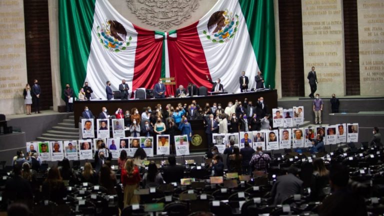 Exhiben en tribuna las fotografías de los 30 periodistas asesinados en sexenio de AMLO