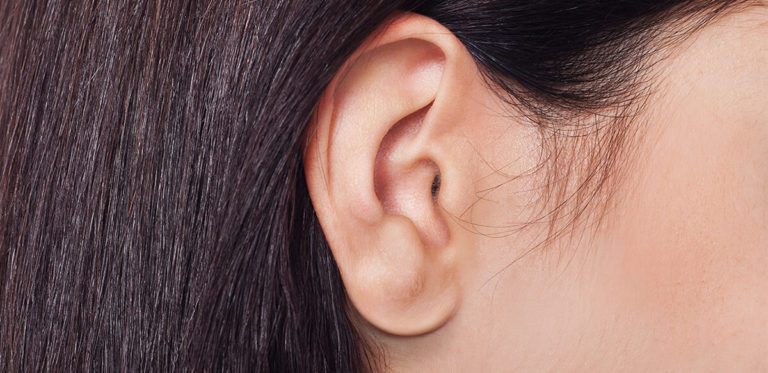 Estudiante se implanta un dispositivo bluetooth en la oreja para hacer trampa en su examen final