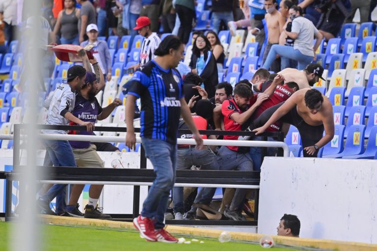 ¡Tragedia! Suspenden partido entre Querétaro vs Atlas por violencia en gradas