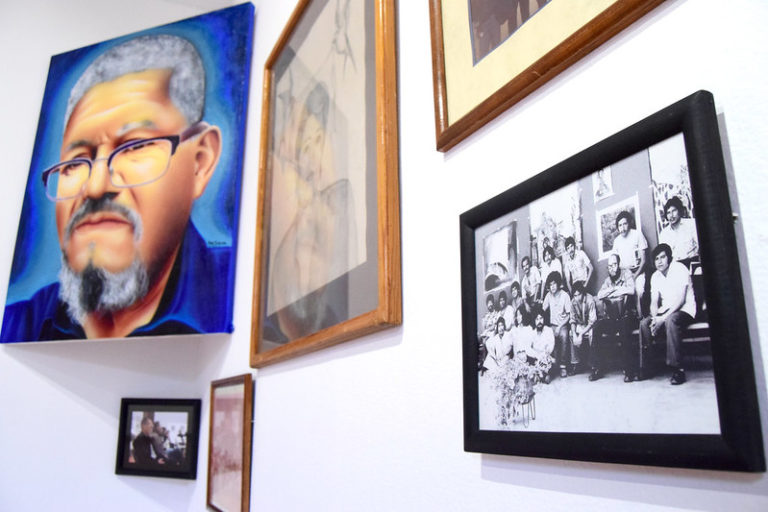 Mi Gallo, una exposición homenaje a un año de la muerte de Ángel Salve Noriega