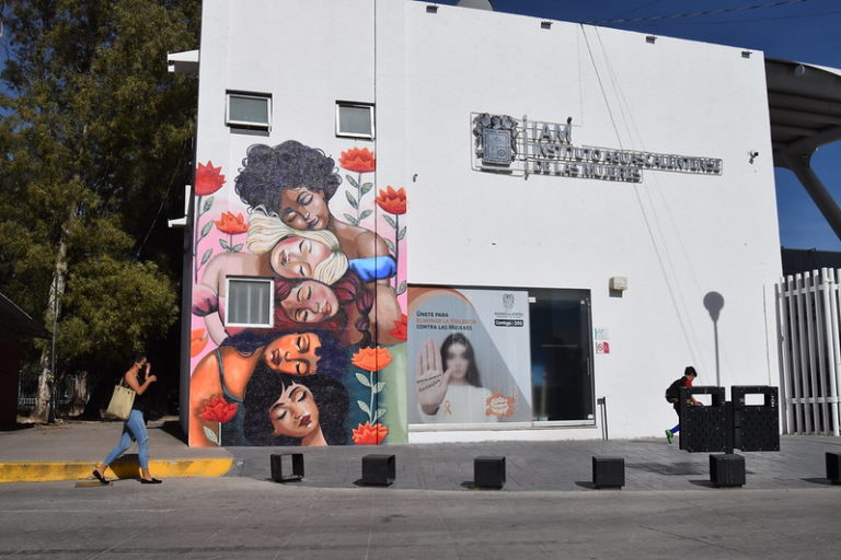 Mujeres, un mural que conmemora el Día Internacional de las Mujeres.