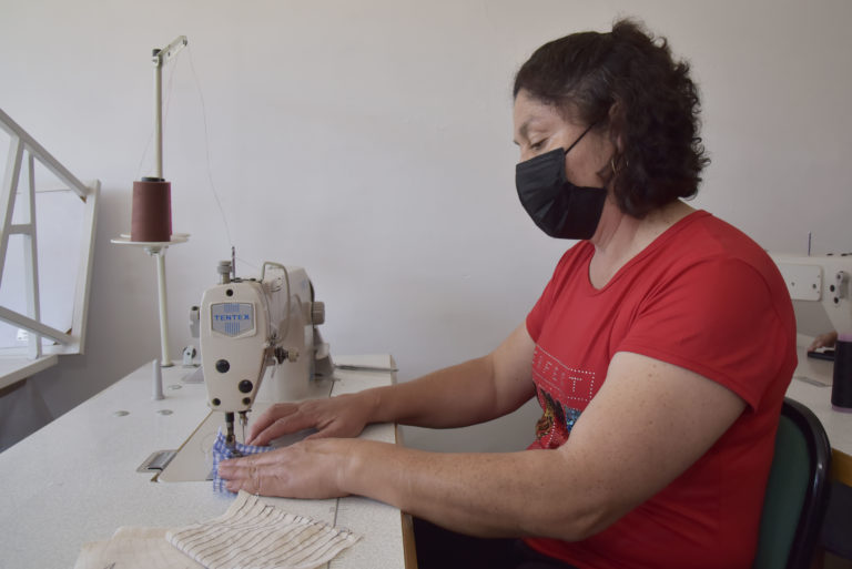 Inician clases de corte y confección, computación y belleza en el CAIM