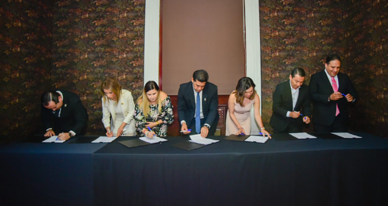 Municipio firma acuerdo de colaboración a favor de la profesionalización de empresarias