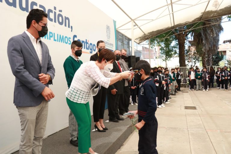 Entregan lentes a más de 2 mil niñas y niños para que sigan estudiando 