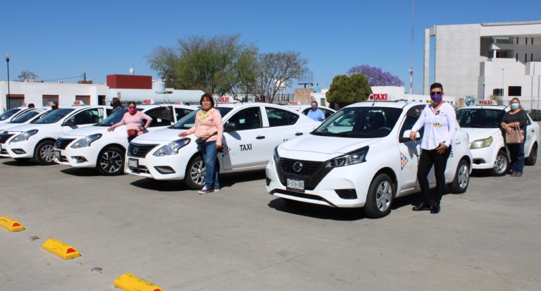 Mujeres taxistas realizan revista e identificación YOVOY a sus autos    