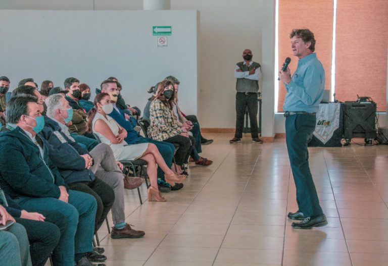 Imparten conferencia en la UTNA para motivar la continuación de los estudios