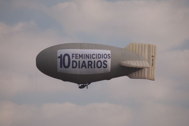 “Con dolor en el cielo”: Protestan contra feminicidios con zeppelin en CDMX previo al 8M 