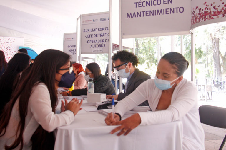 El 67 por ciento de empleos generados son ocupados por mujeres: Sedec