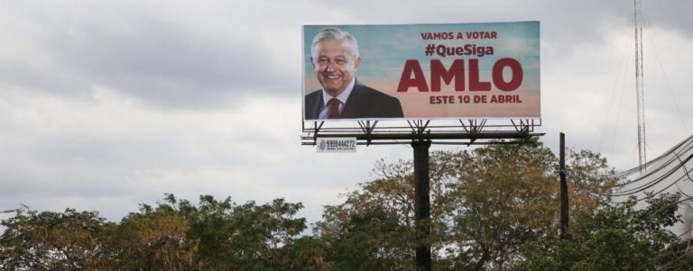 INE ordena retirar publicidad a favor de López Obrador en instalaciones oficiales