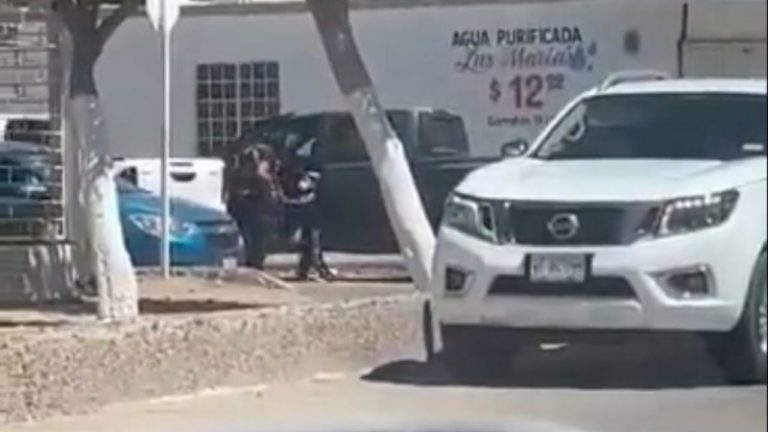 Niña se aferra a su padre que está siendo secuestrado por un comando en Empalme