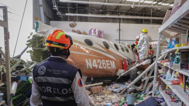 Gobierno Federal investiga la caída de una avioneta en una Bodega Aurrerá de Temixco