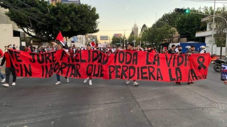 Aficionados del Atlas marchan al Estadio Jalisco y exigen justicia por agresiones en Querétaro