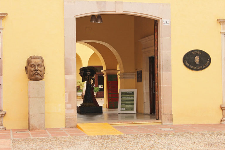 Mitos y presagios una colección de la obra gráfica de Ismael Guardado