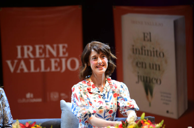 Rescatemos las palabras de las mujeres de la sombra y el silencio: Irene Vallejo