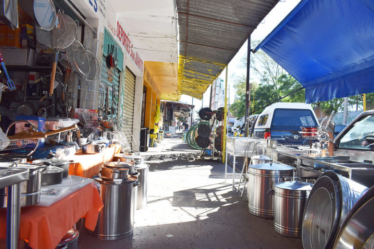 Saturado de comerciantes el tianguis de la Línea de Fuego en Aguascalientes