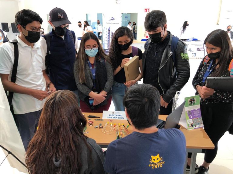 Empresas trasnacionales y locales participan en la feria de proyectos de estadías y modelo dual de la UTA   