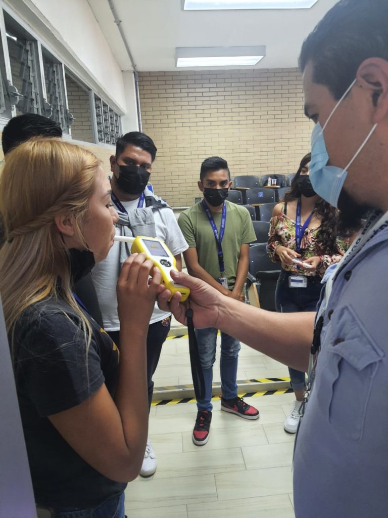 Estudiantes de la UTA participan en campaña “yo me cuido en la feria”   