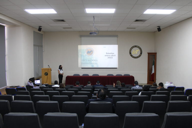 Estudiantes crean su propio negocio en la incubadora de empresas de la UTA