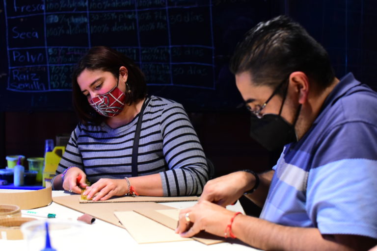 Invita IMAC a la exposición artesanal de cartonería tradicional