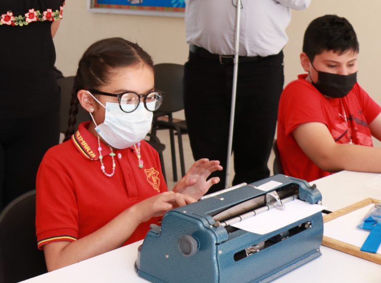 Entrega IEA impresora braille y calculadora parlante 