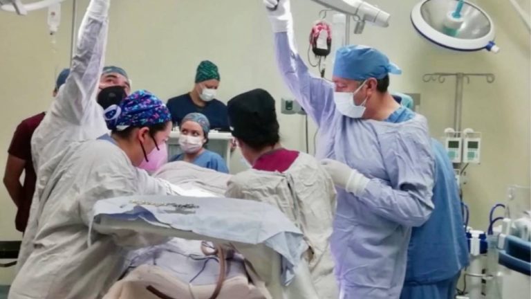 Trasplantan con éxito el hígado de un donador que dio positivo a covid-19