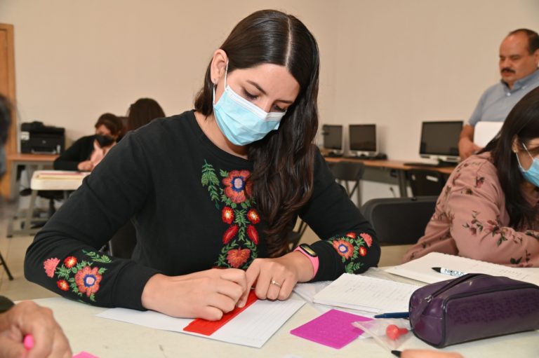 Concluye DIF municipal de Aguascalientes cuarto curso básico de sistema braille para personas normovisuales