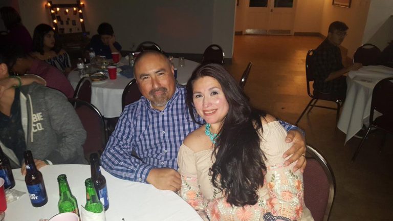 Esposo de maestra asesinada en primaria de Texas murió de un infarto, dos días después del tiroteo