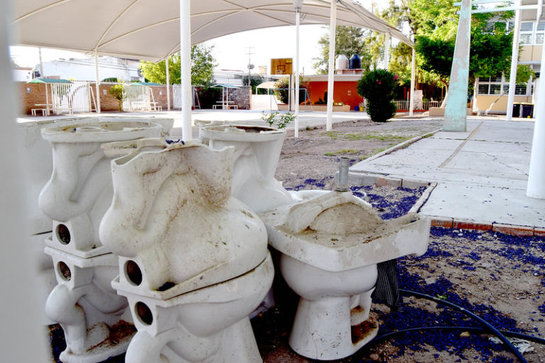 Descompuestos, 4 de cada 10 baños en escuelas públicas de educación básica