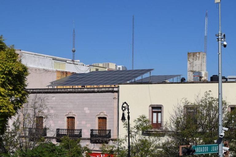 Paneles solares como parte de programas sociales, propone la bancada del PRD