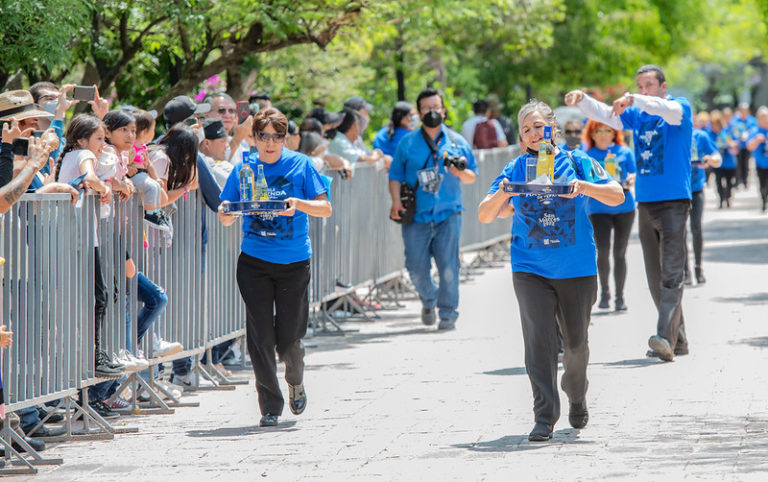 El jardín de San Marcos volvió a ser escenario de la tradicional carrera de meseros