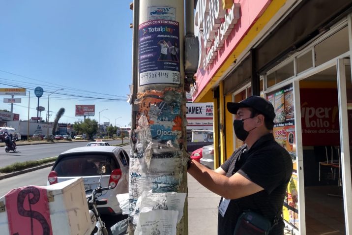 Comerciantes participan en operativo municipal de retiro de publicidad en infraestructura urbana