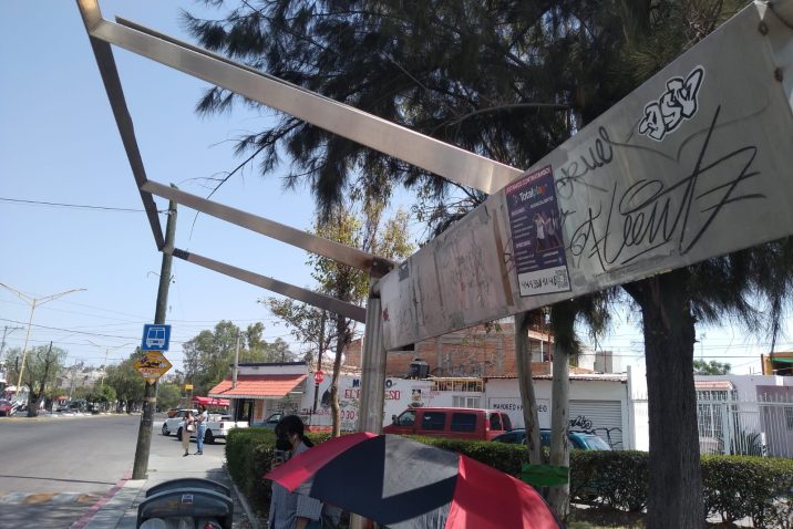 Comerciantes participan en operativo municipal de retiro de publicidad en infraestructura urbana