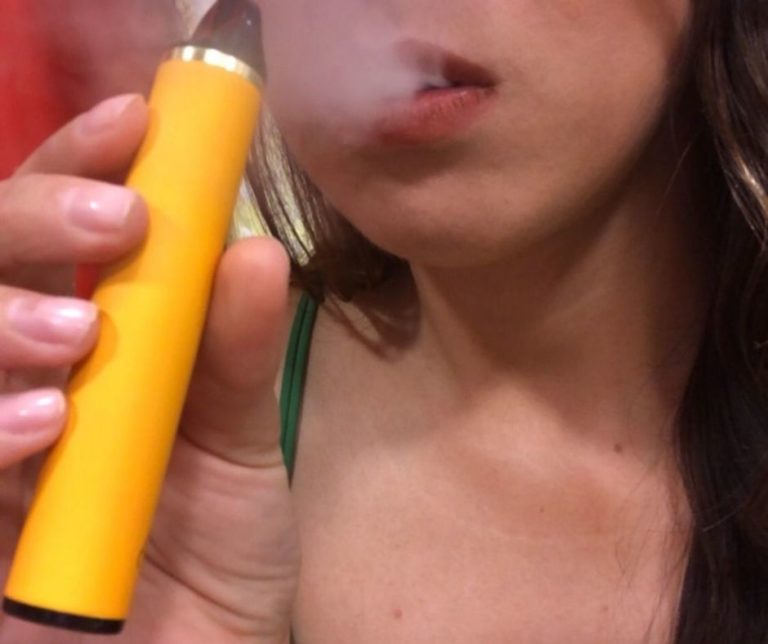 Vapeadores contienen 60 veces más de nicotina en comparación con un cigarro normal