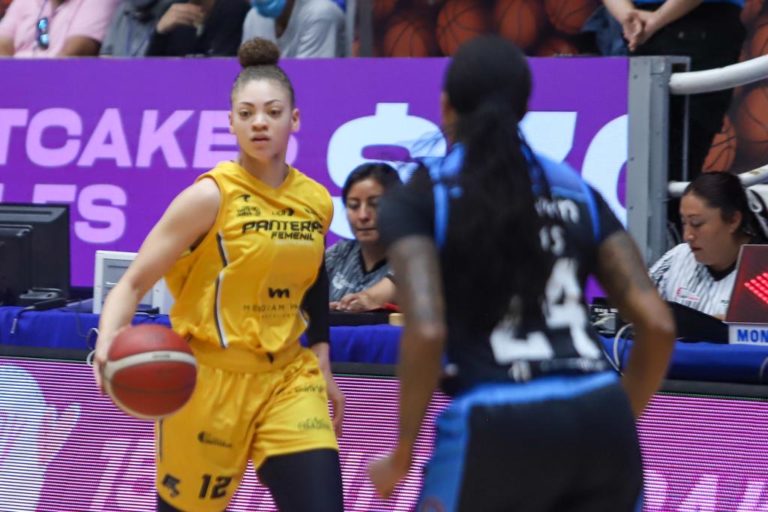 Celebra Panteras Femenil la buena adaptación de Lindsey Pulliam 