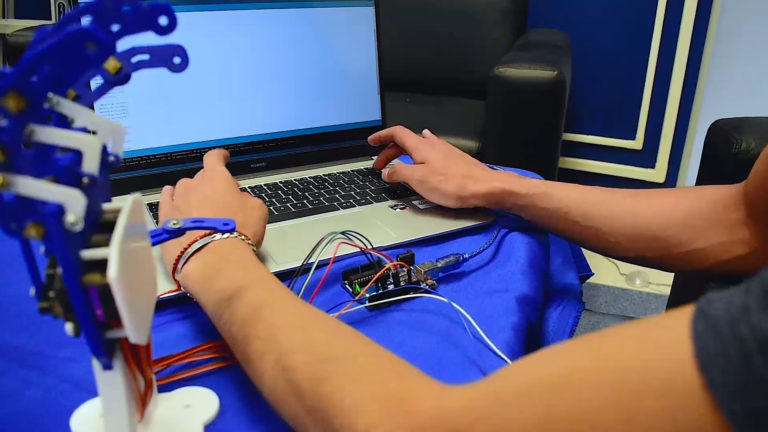 Alumno de la UPA desarrolla prótesis de mano robotizada 