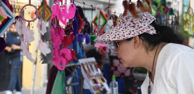 Ofrecen gran variedad de artículos los pabellones artesanales del Corredor Cultural Carranza