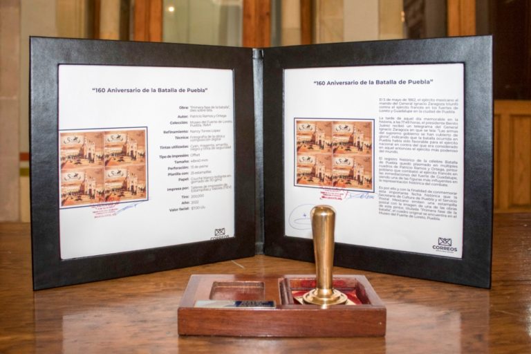 Cancelan estampilla postal del 160° aniversario de Puebla en el Archivo Histórico del Estado