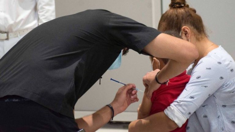 Hasta 10 mil pesos costaron los amparos para vacunar a menores antes de que se autorizara