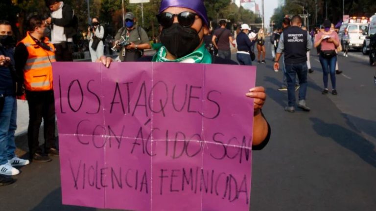 “Adiós guapa”, gritan a una mujer mientras le lanzan ácido en Puebla