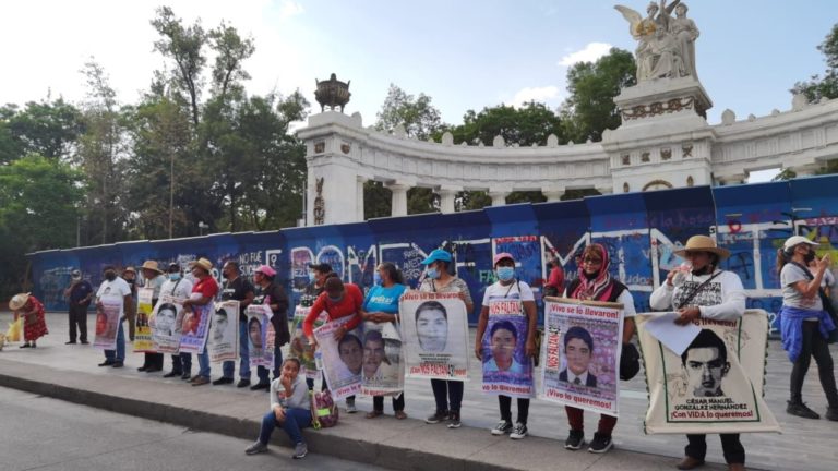 Familiares de los 43 normalistas refrendan clamor de justicia a 92 meses de su desaparición