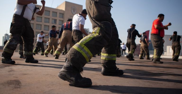 Bomberos entrenan rumbo a la clase masiva de box para romper el Récord Guinness