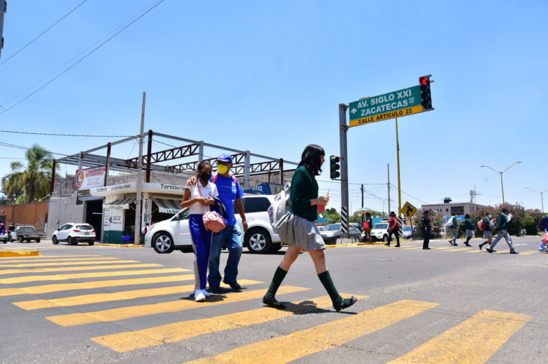 Presidencia municipal pone en funcionamiento crucero semaforizado en la Constitución