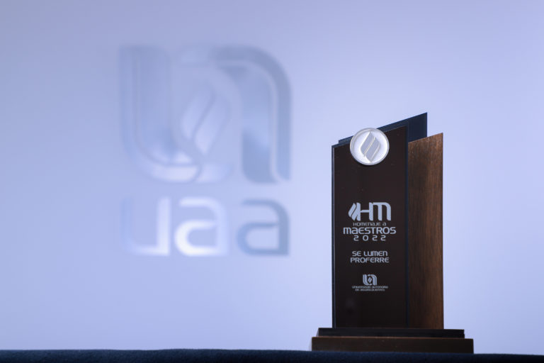 UAA reconoce la loable labor de sus maestros   