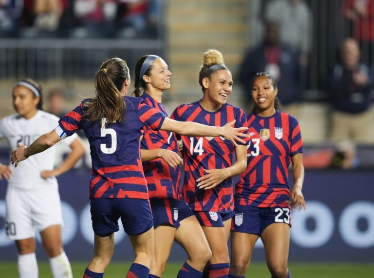 Jugadoras de Estados Unidos femenil ganaron la pelea por la igualdad de reparticiones económicas