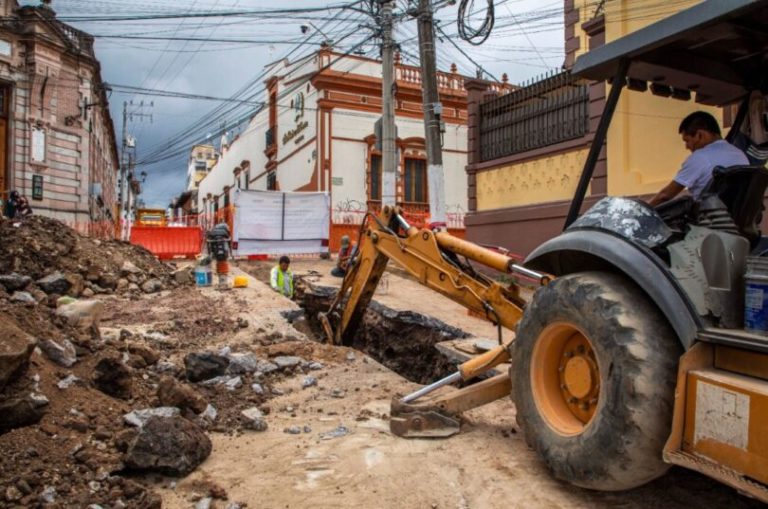 Realiza municipio capital de Aguascalientes rehabilitación en la calle Larreategui