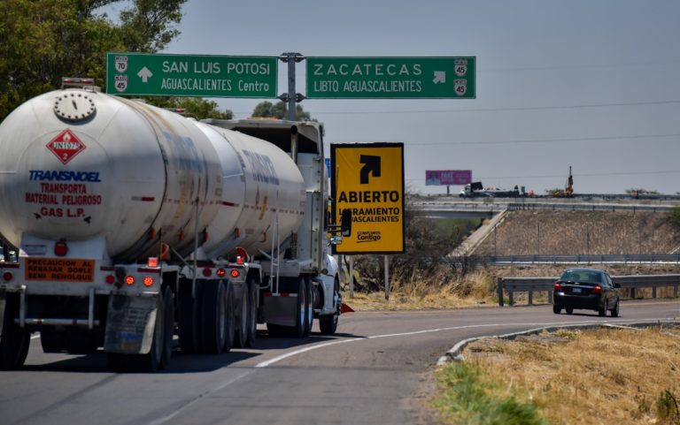 Pide Jesús María a transportistas de carga pesada a usar Libramiento Carretero