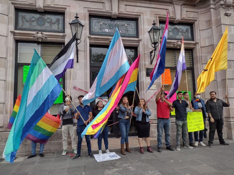 Integrantes de la comunidad LGBTI+ “clausuran” el Congreso del Estado